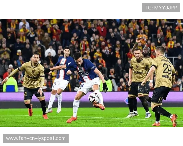 朗斯领跑法甲榜首，时隔21年重回顶峰